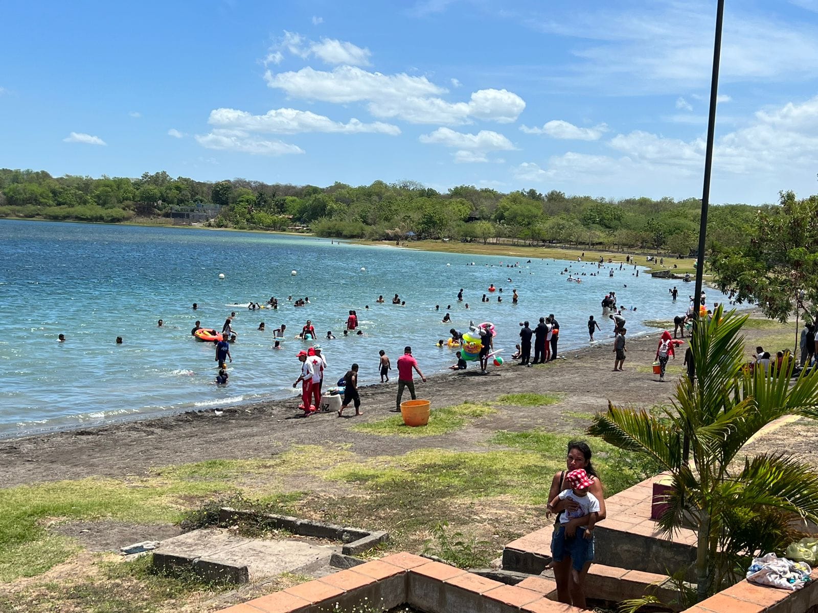 Familias visitan las refrescantes aguas de la Laguna de Xiloá