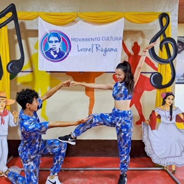 Foto de Reporte fotográfico/Entrega de trajes para bailes urbanos en León Norte
