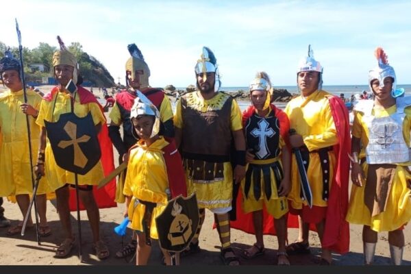 Celebran viacrusis acuático en las costas de La Boquita