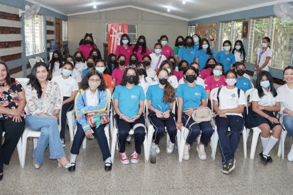 Aldeas SOS, Nicawomantech y Claro Nicaragua conmemoran el Día de las Niñas en las TICS