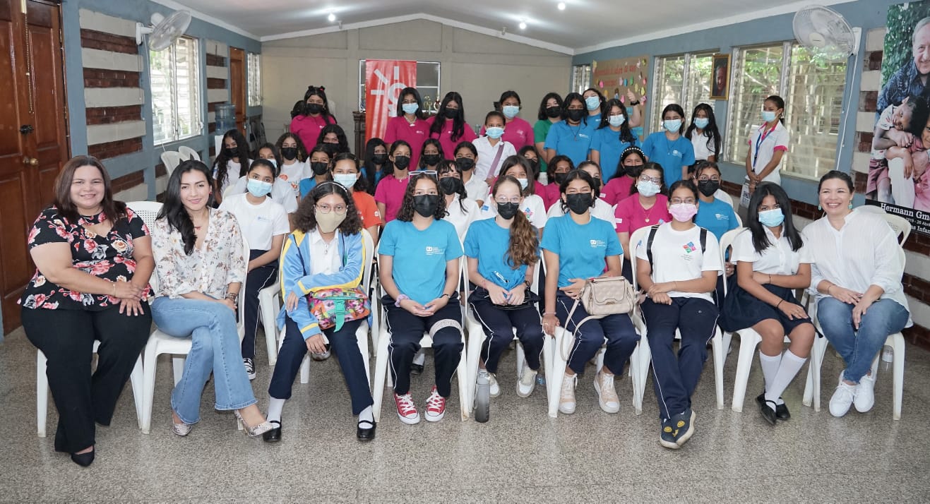 Aldeas SOS, Nicawomantech y Claro Nicaragua conmemoran el Día de las Niñas en las TICS
