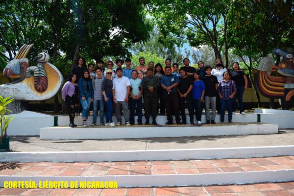 Escuelas de artes plásticas del Ejército visitan esculturas y mosaicos en el estado Mayor del 5 Comando militar