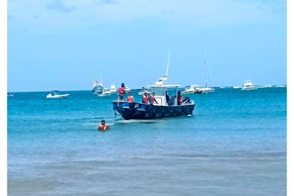 Ejército brinda protección y seguridad a competencia de natación de mini cruce en bahía de San Juan del Sur