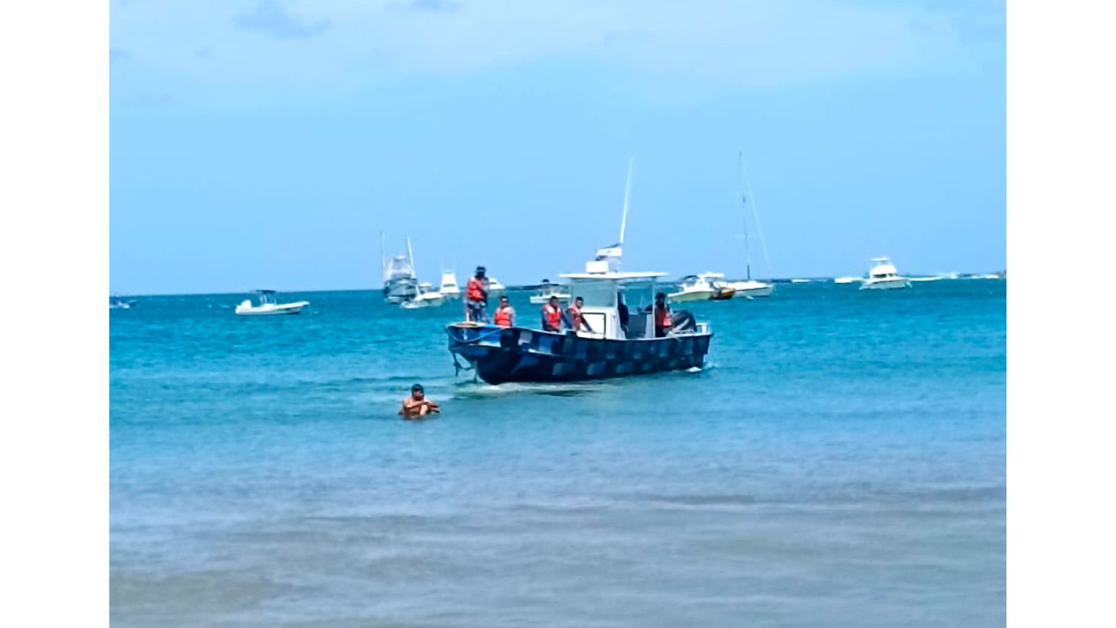 Ejército brinda protección y seguridad a competencia de natación de mini cruce en bahía de San Juan del Sur