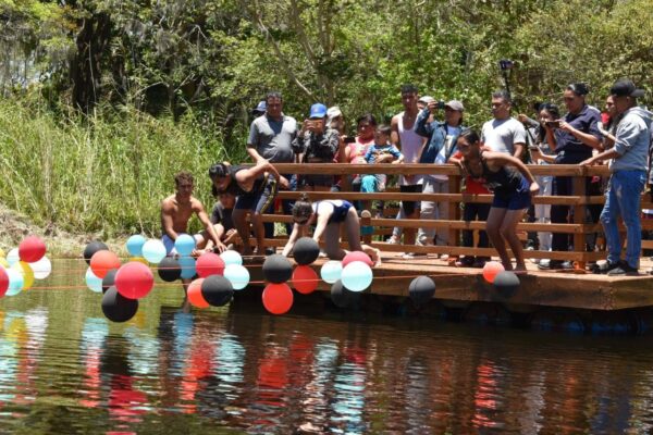 Realizan competencia de natación en Laguna La Bruja
