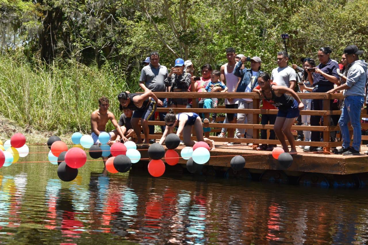 Realizan competencia de natación en Laguna La Bruja