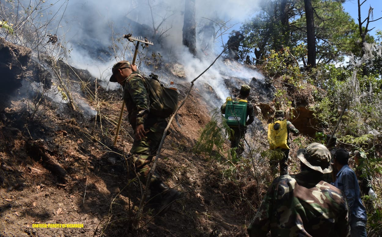Ejército de Nicaragua participa en sofocación de incendio en municipio de Matagalpa