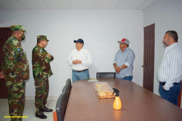 Ejército de Nicaragua, se reúne con autoridades municipales y productores