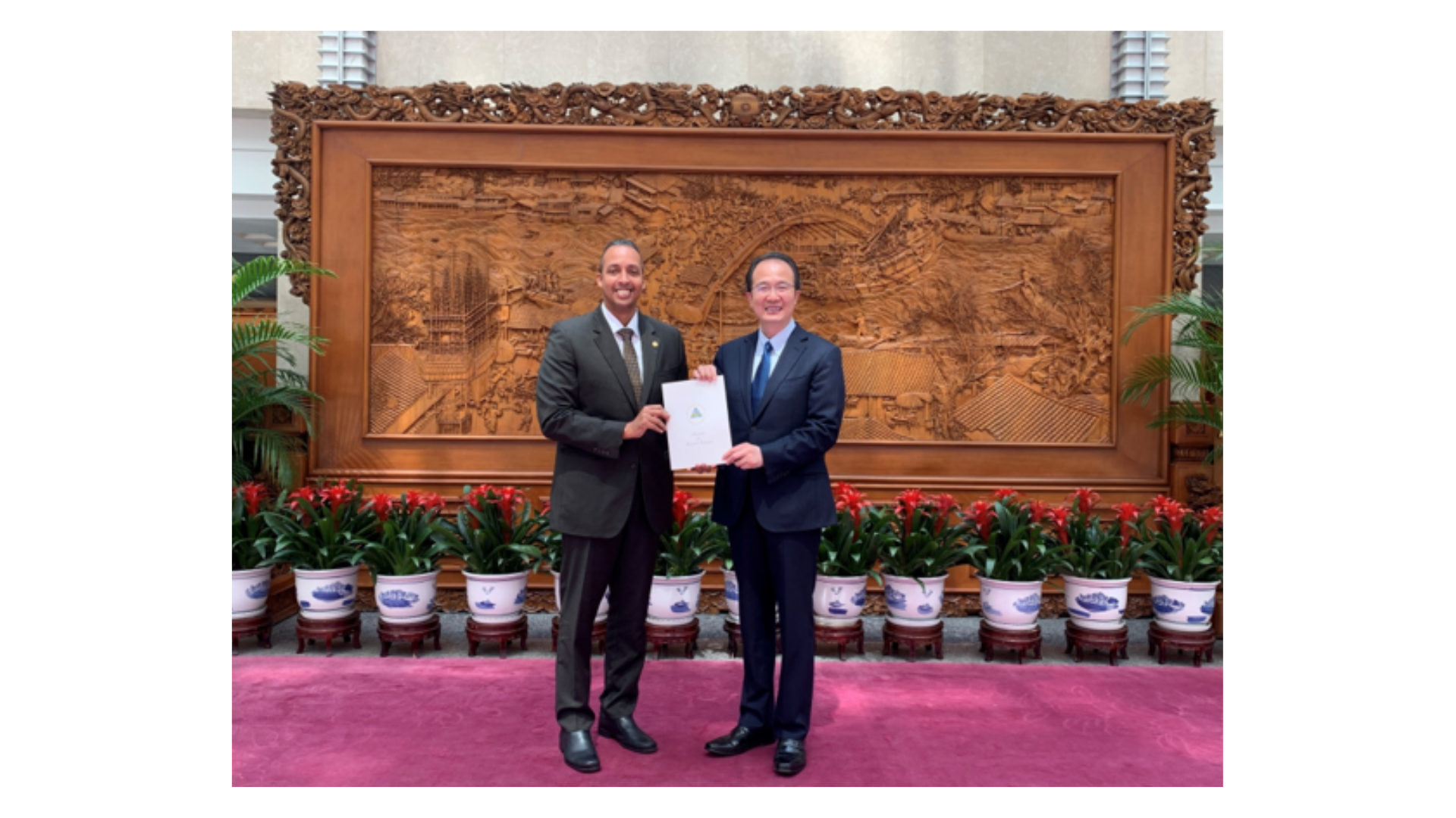 Michael Campbell presentó en China copias de cartas credenciales que lo acreditan como Embajador de Nicaragua
