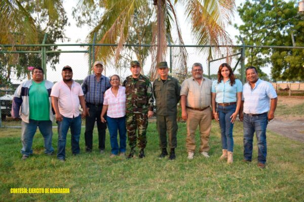 Ejército participa en reunión con productores de la Península de Chiltepe en Mateare