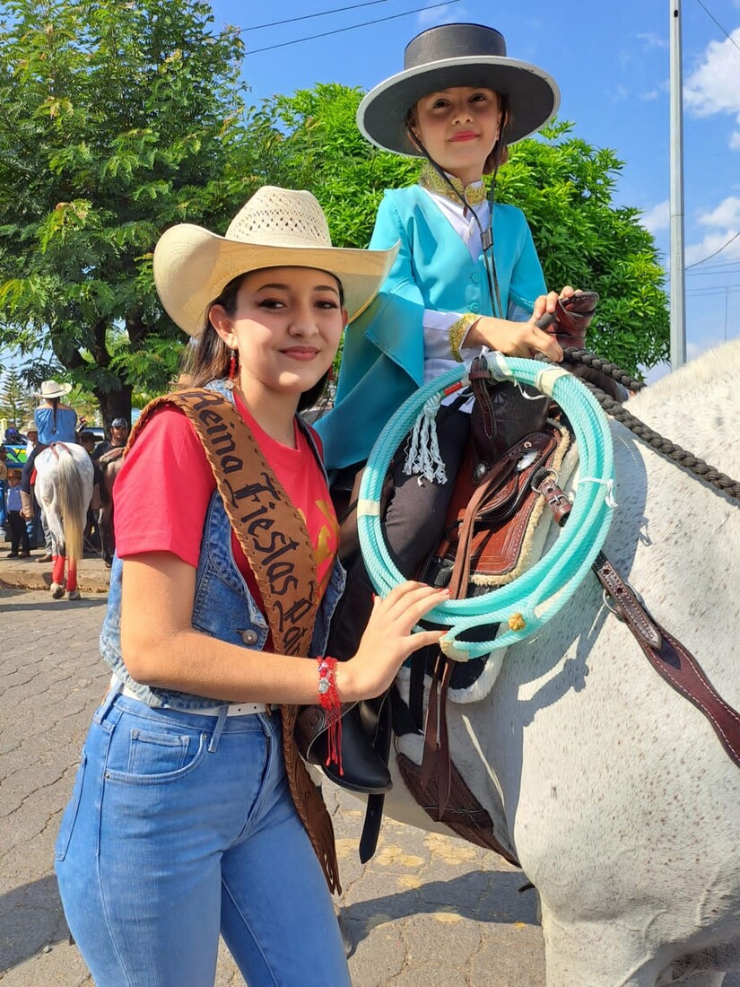 Celebran desfile hípico con los mimados de la Revolución en El Coral