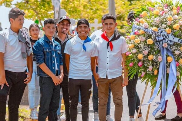 JS 19 de Julio realizó entrega de flores en homenaje a Doña Lidia Saavedra
