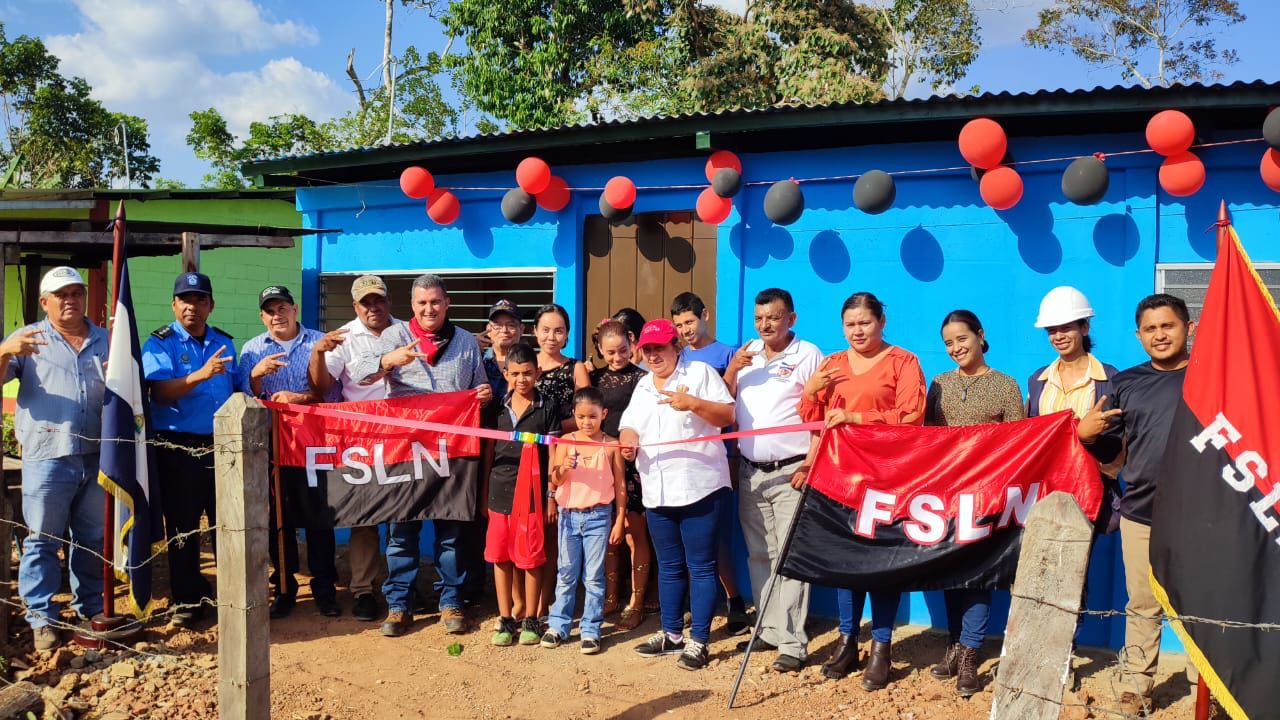 Familias del Coral reciben viviendas en saludo al Día de la Dignidad Nacional