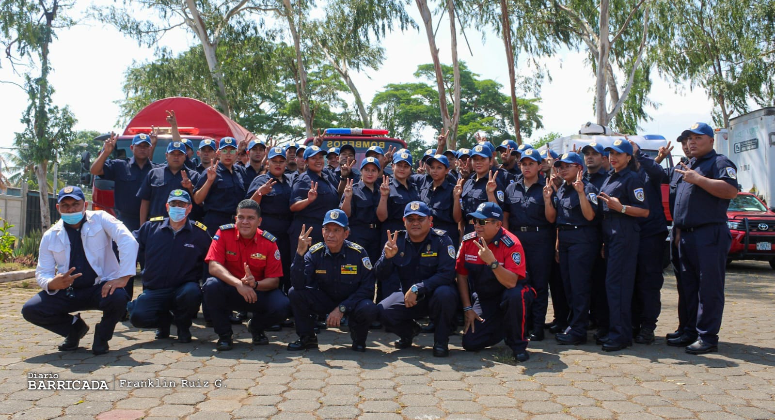 Hombres y mujeres bomberos participan del Curso De Capacitación y Entrenamiento