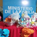 Madres de partos múltiples reciben paquetes alimenticios
