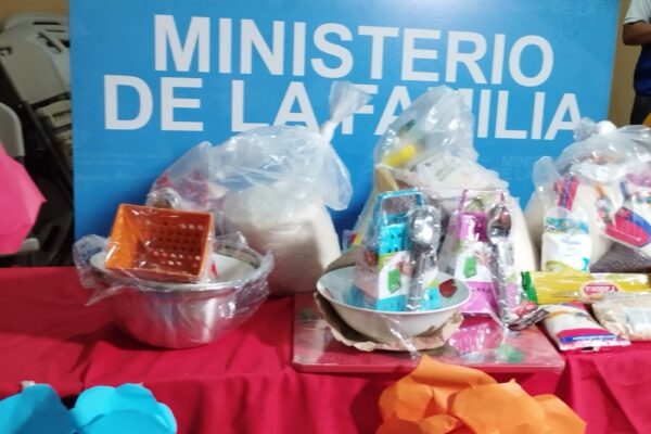 Madres de partos múltiples reciben paquetes alimenticios