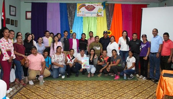 Familias de El Sauce, Achuapa, Santa Rosa del Peñón y El Jicaral en consulta abierta con la Cartilla Diversidad Digna