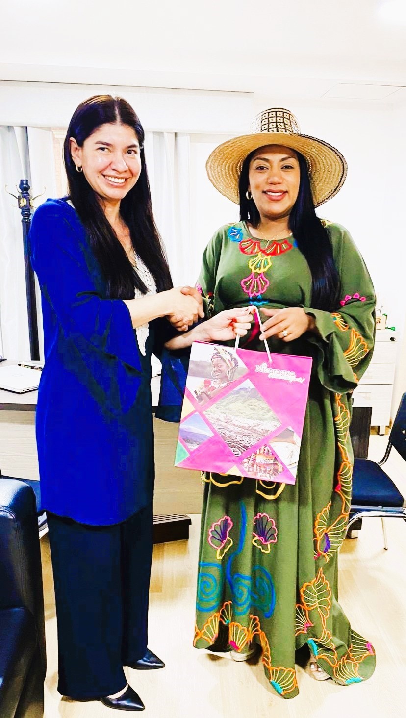 Representante de Nicaragua en Colombia en reunion con Senadora Martha Peralta Epieyú