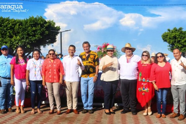 Inicia festival de Cotonas, Batas y Trajes del folklore nicaragüense en Catarina