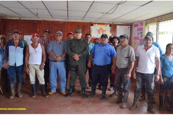 Ejército de Nicaragua en reunión con productores y ganaderos de El Castillo