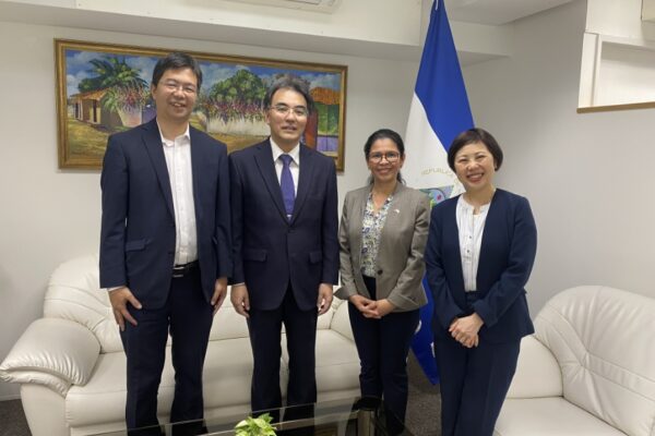 Organización budista Soka Gakkai visita embajada nicaragüense en Japón
