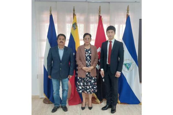 Embajadora de Nicaragua en Venezuela visita a Embajador de la República Popular China