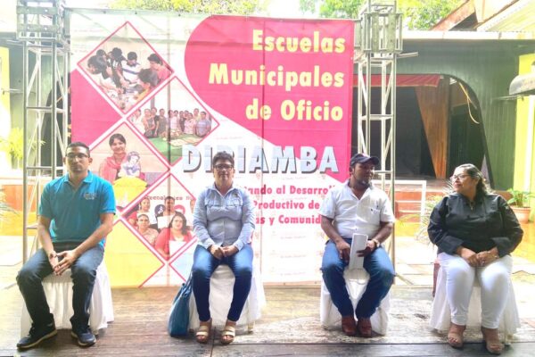 Nuevos egresados de cursos de Escuelas Municipales de Oficio en Diriamba, Carazo