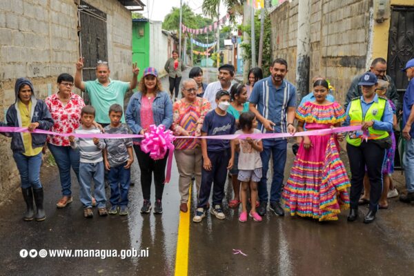 Familias de Villa Austria reciben con alegría sus calles pavimentadas