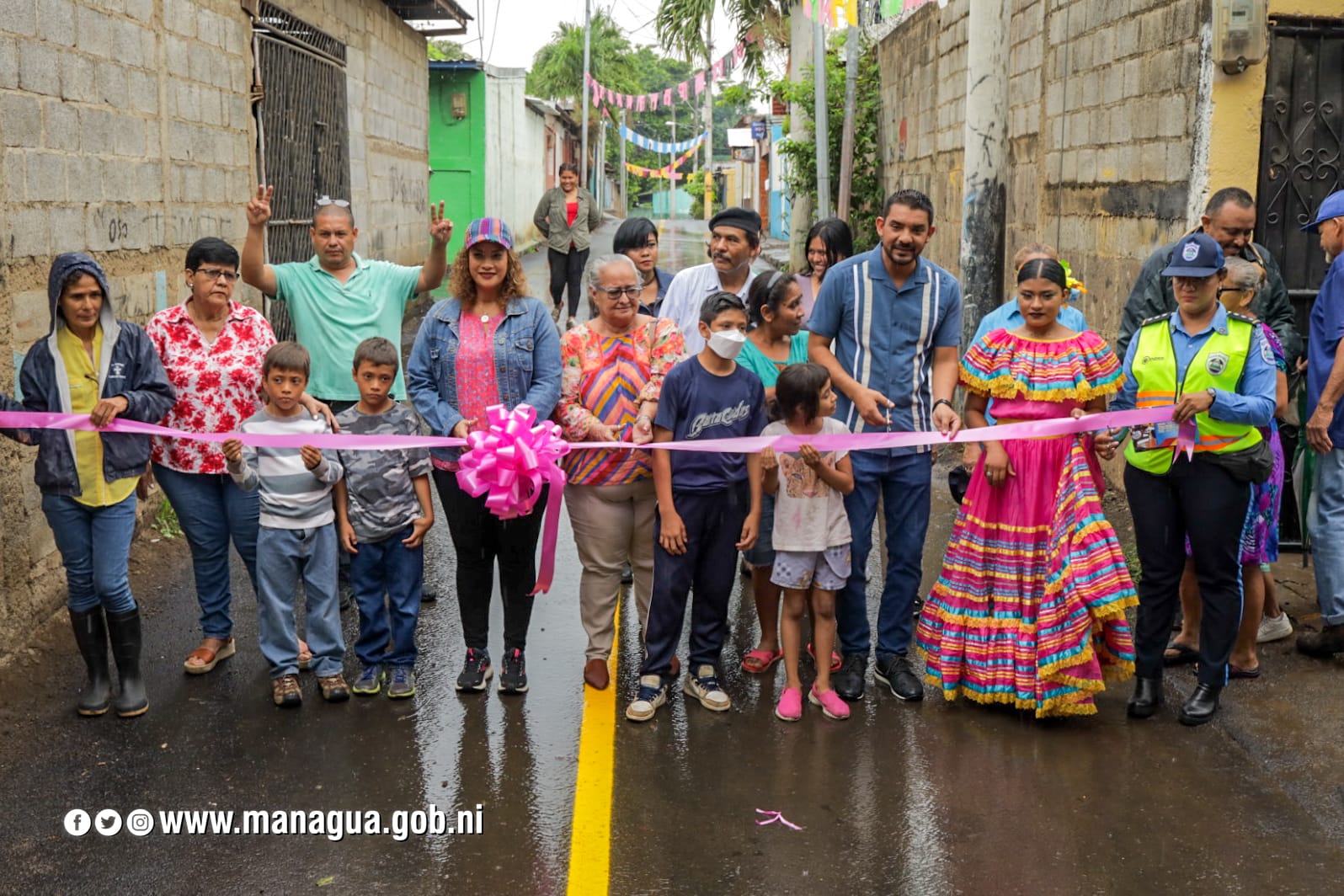 Familias de Villa Austria reciben con alegría sus calles pavimentadas