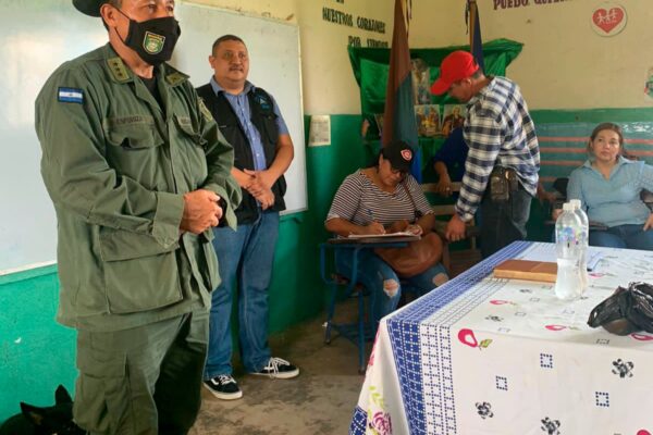 Jefe del Batallón Ecológico “BOSAWAS” participa en reunión con productores, ganaderos y comerciantes de comunidades de Siuna