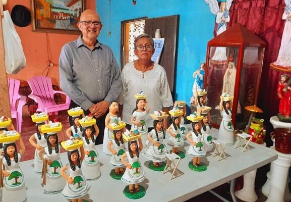 Maestra artesana Lilliam Roque, destacada por sus trabajos en artesanías con mosaico de vidrio