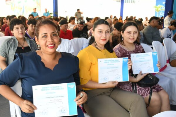 Centro Cultural y Politécnico José Coronel Urtecho egresa  a más de 400 protagonistas