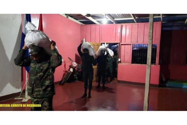 Destacamento Militar Sur descargó paquetes alimenticios en municipio de San Carlos