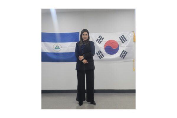 Embajadora de Nicaragua en Corea presenta copias de estilo
