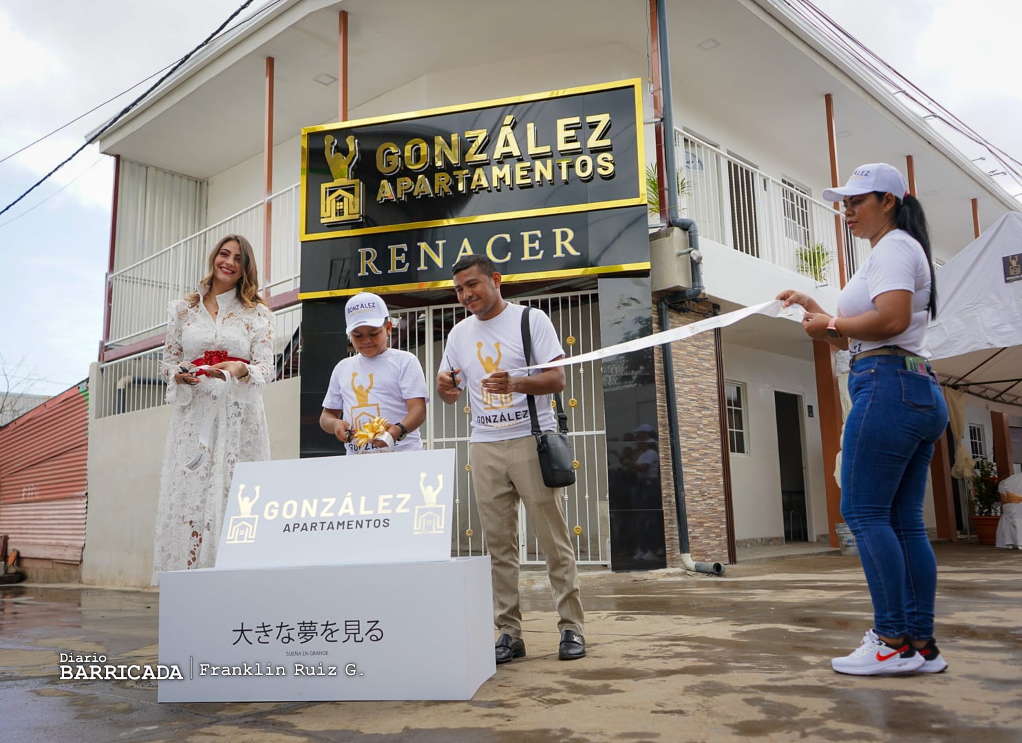 «Chocolatito» González Celebra una Victoria en el Mundo Inmobiliario con la Inauguración de González Apartamentos