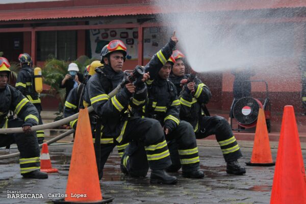 40 nuevos bomberos mostraron sus habilidades y destrezas para atender extinción de incendios