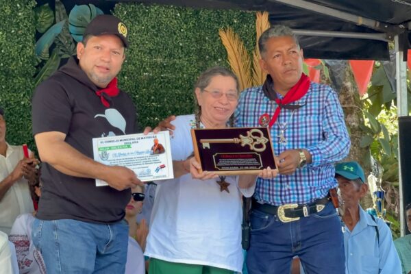 Compañera Gladys Báez Recibe Reconocimientos por su Lucha Revolucionaria y Compromiso con los Derechos de la Mujer