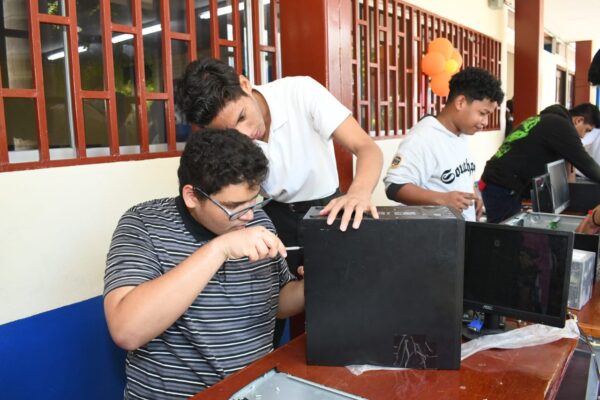 Estudiantes de educación técnica celebran con alegría el 69 aniversario del Centro Tecnológico Bidkart Muñoz en Granada
