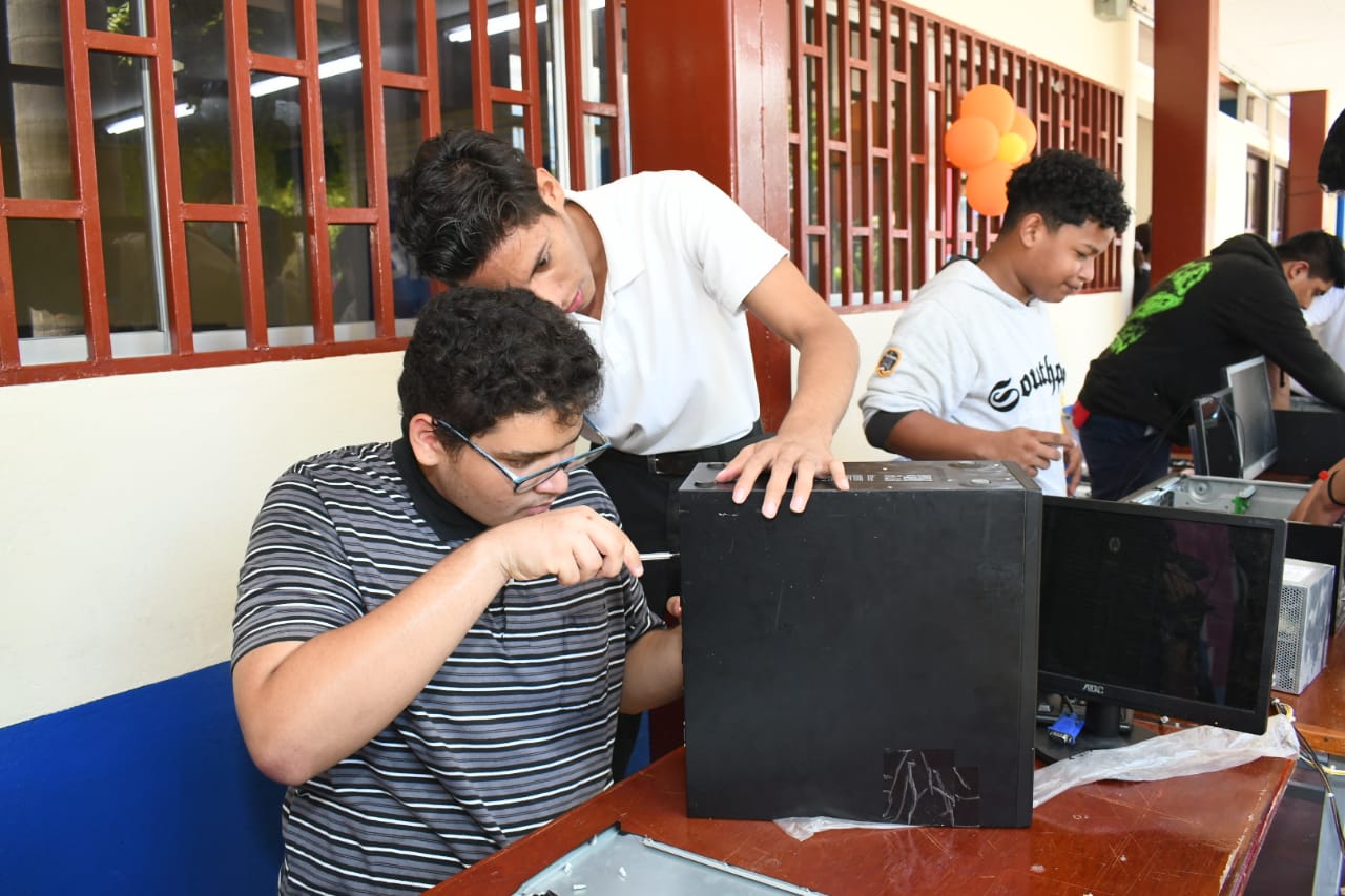 Estudiantes de educación técnica celebran con alegría el 69 aniversario del Centro Tecnológico Bidkart Muñoz en Granada
