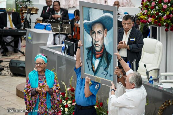 Diputados reconocen el compromiso por la paz y seguridad de la Policía Nacional