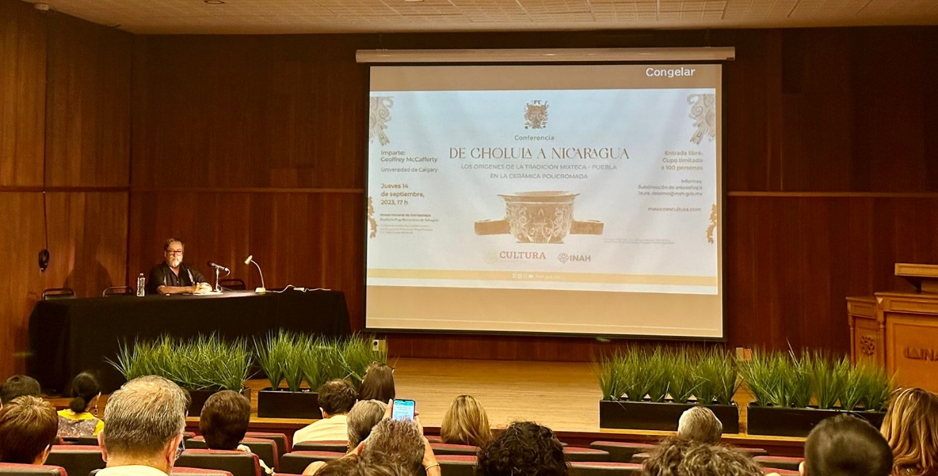 Imparten conferencia “De Cholula a Nicaragua” en México