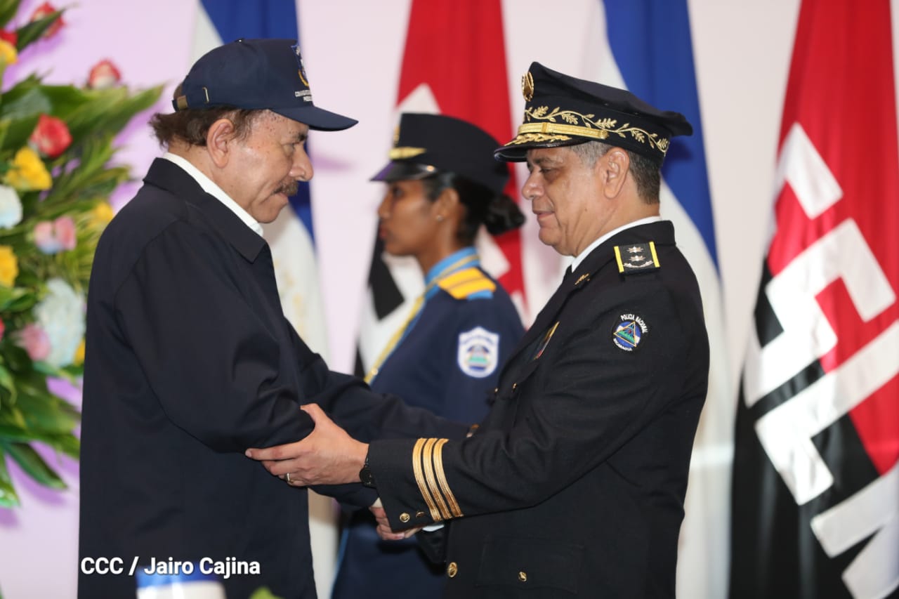 Saludándonos Policía Sandinista, Policía Nacional