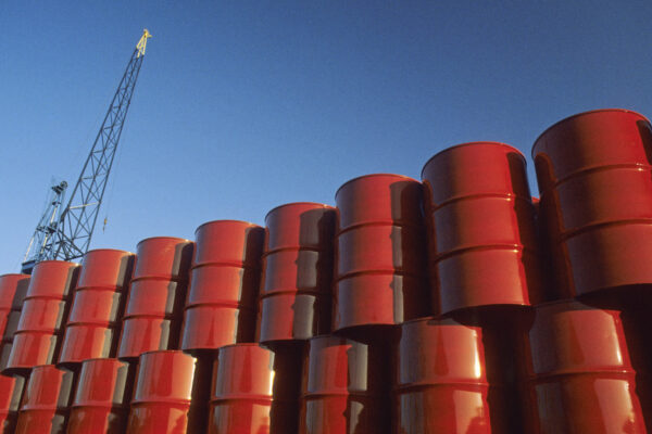 Precios mundiales del petróleo suben en medio de la fuerte escalada en Medio Oriente