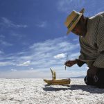 Intensa sequía convierte en un enorme desierto al segundo lago más grande de Bolivia