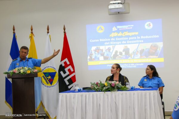 Más de 20 oficiales de la policía nacional culminan el Curso Básico de Gestión para la Reducción del Riesgo de Desastres.