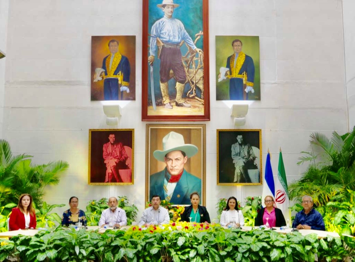 Gobierno de China y Nicaragua Benefician a Estudiantes con Kit Tecnológico