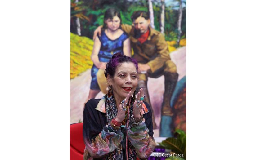 Compañera Rosario después del Acto de la XXVIII Graduación de la Academia Militar