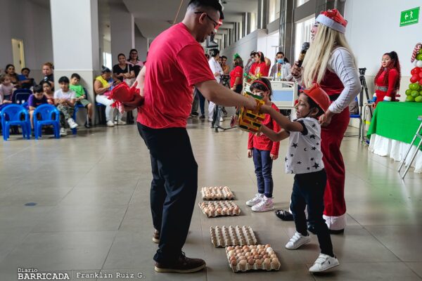 Niños y niñas del área de pediatría del Hospital Fernando Vélez Paíz celebran la Navidad