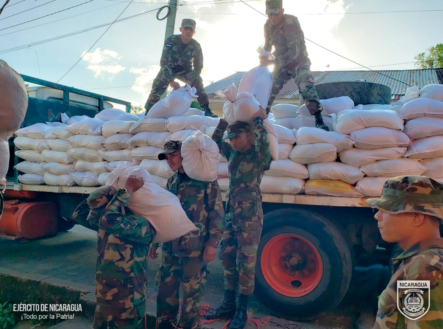 Ejército de Nicaragua Descarga Ayuda en San Carlos