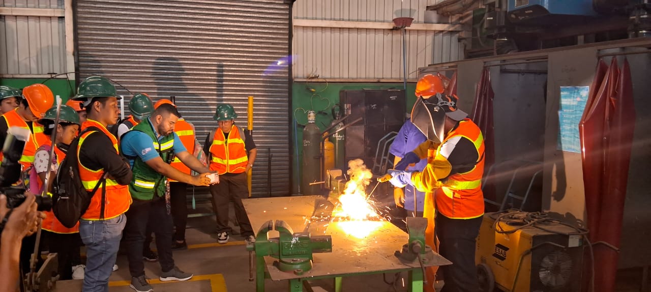 Demostraciones de capacidades y habilidades aprendidas por estudiantes técnicos del sector industrial